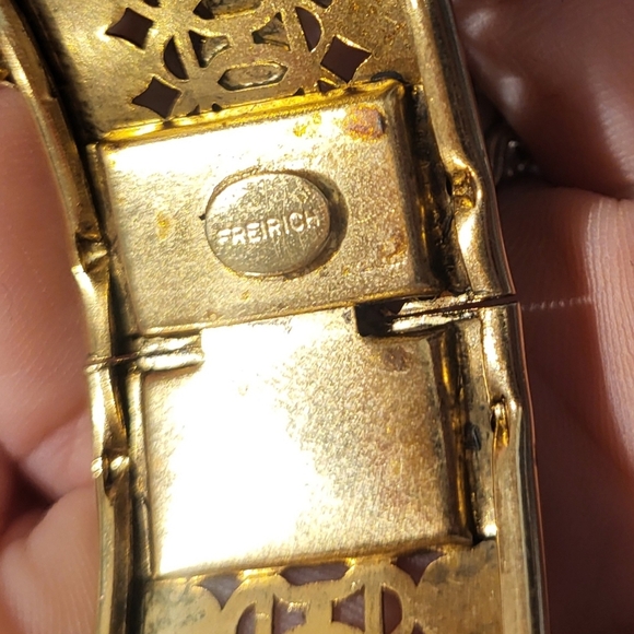 Vintage Freirich Victorian Revival Gold Tone Filigree Hinged Bangle Bracelet - Picture 6 of 7